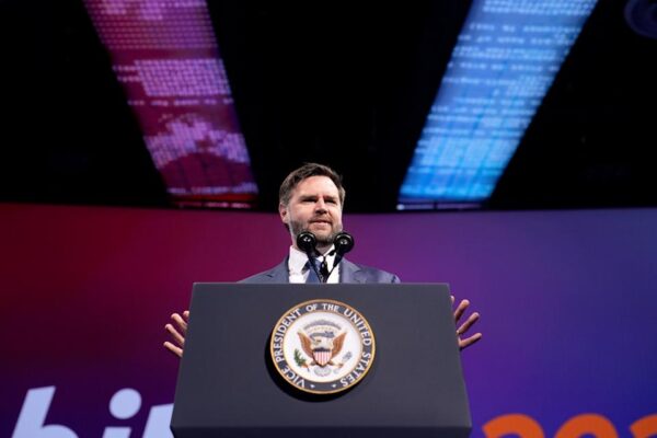 Ванс призывает криптоиндустрию оставаться вовлеченной в политику: Трамп намерен сделать США «криптостолицей планеты»