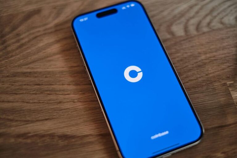 Coinbase открывает двери для бывших сотрудников DOGE: что это значит для криптоиндустрии?