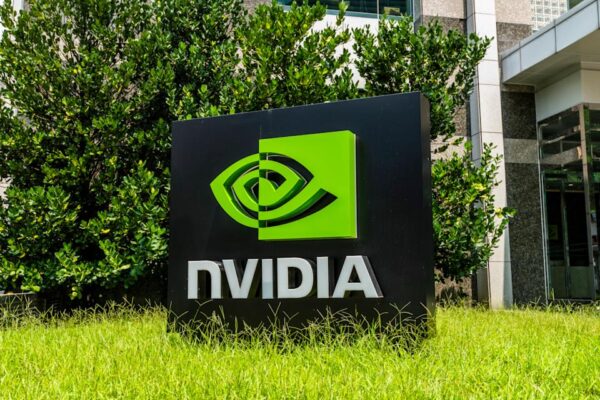 NVIDIA бьет рекорды, а AI-токены падают: что происходит с рынком?