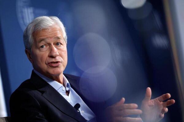 JPMorgan Chase разрешит клиентам покупать Bitcoin: Разворот в политике банка или временный тренд?