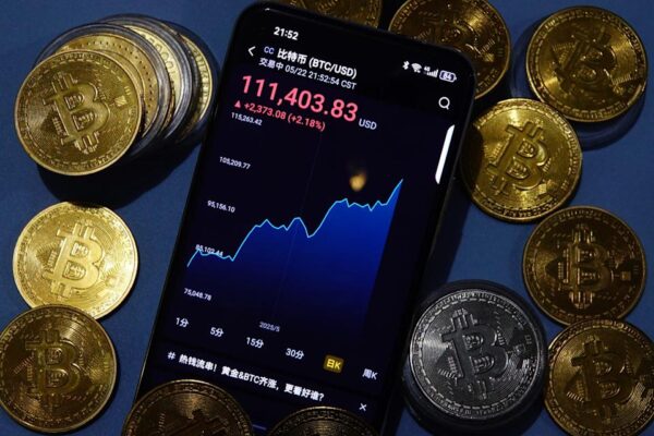 Биткоин взлетает к новым высотам: рекордные притоки в ETF и влияние геополитики