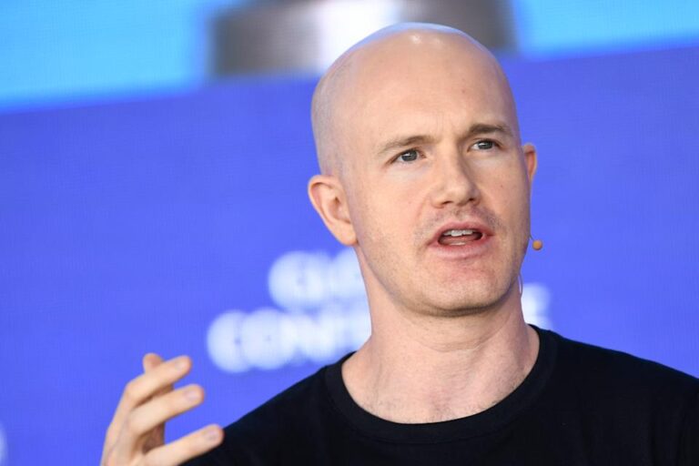 Coinbase под ударом: Кибератака, расследование SEC и перспективы после включения в S&P 500