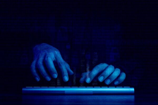 Хак Coinbase на $400 миллионов: что это значит для ваших криптовалют и как защитить свои активы?