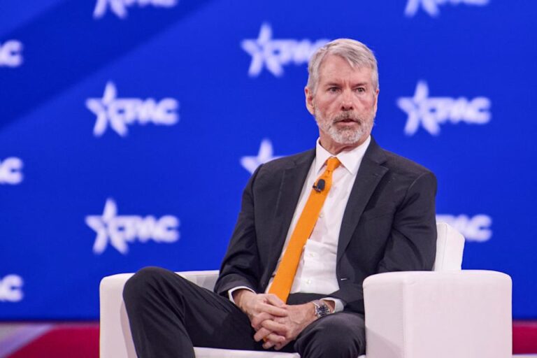 Michael Saylor продолжает наращивать биткоин: $1.05 млрд в новую покупку и стратегия “Купи и держи” надолго