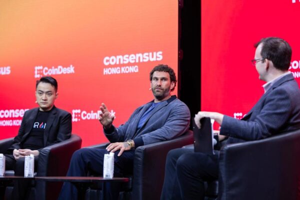 World Liberty, связанный с Трампом, запускает USD1 на DeFi платформах Euler и Lista: что это значит для рынка стейблкоинов?