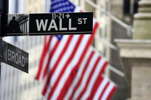 Биткоин против Доллара: Почему Wall Street Агрессивно Переходит на Сторону Криптовалюты? Анализ Роста BTC и Кризиса Фиатных Валют